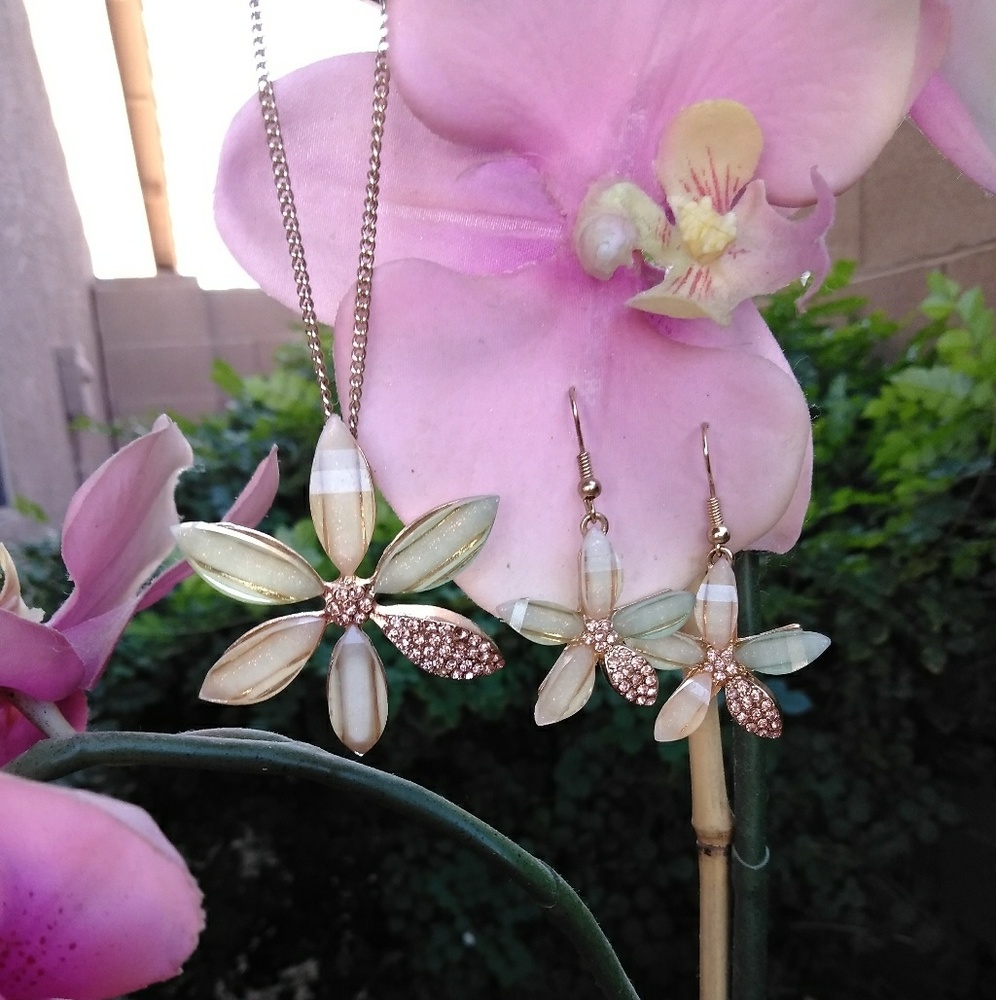 Flower Pendant w/matching Earrings by Mixit